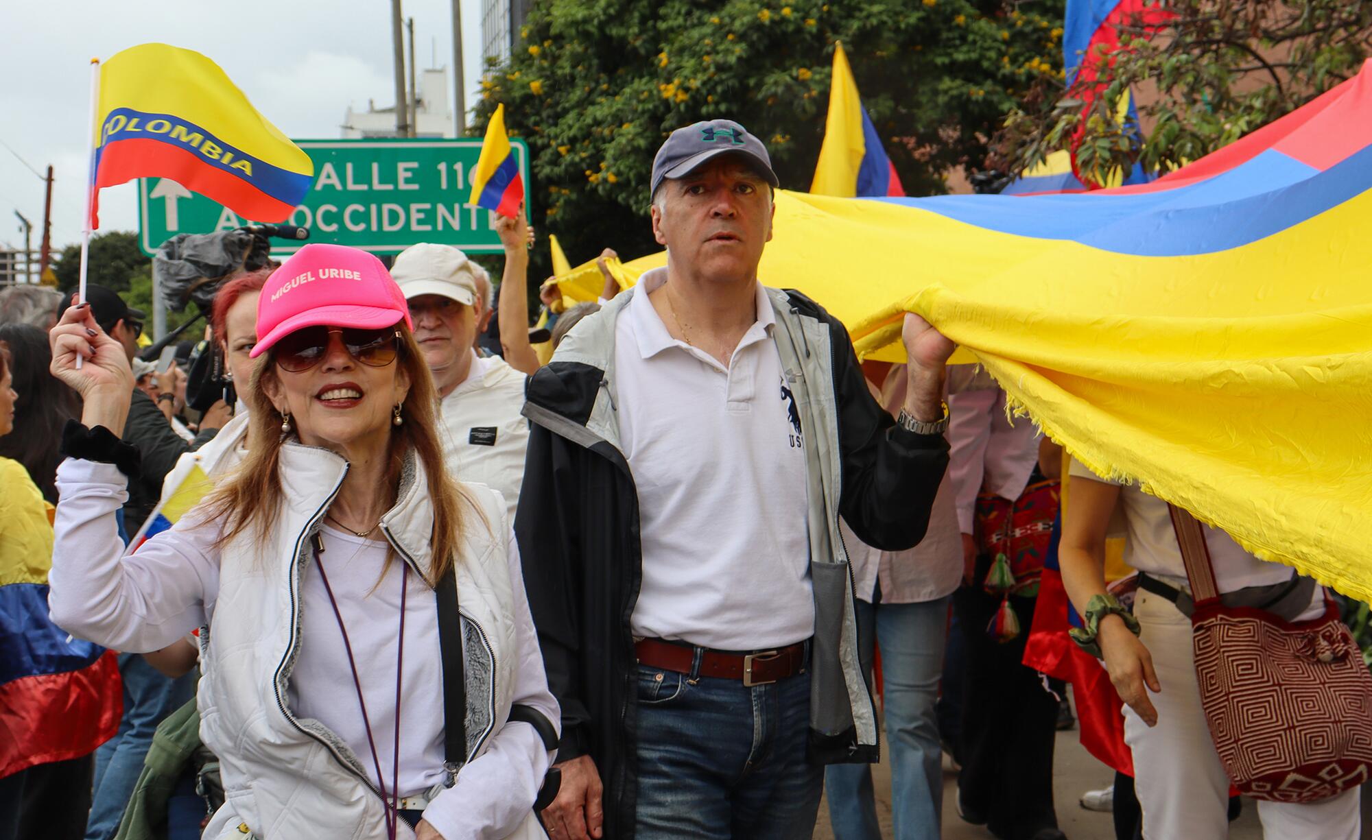 Simpatizantes del Centro Democrático y seguidores de Uribe Turbay se congregaron a las afueras de la clínica Fundación Santa Fe, donde se encuentra internado el senador colombiano.
